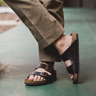 A Guide to Flip Flops and Sliders